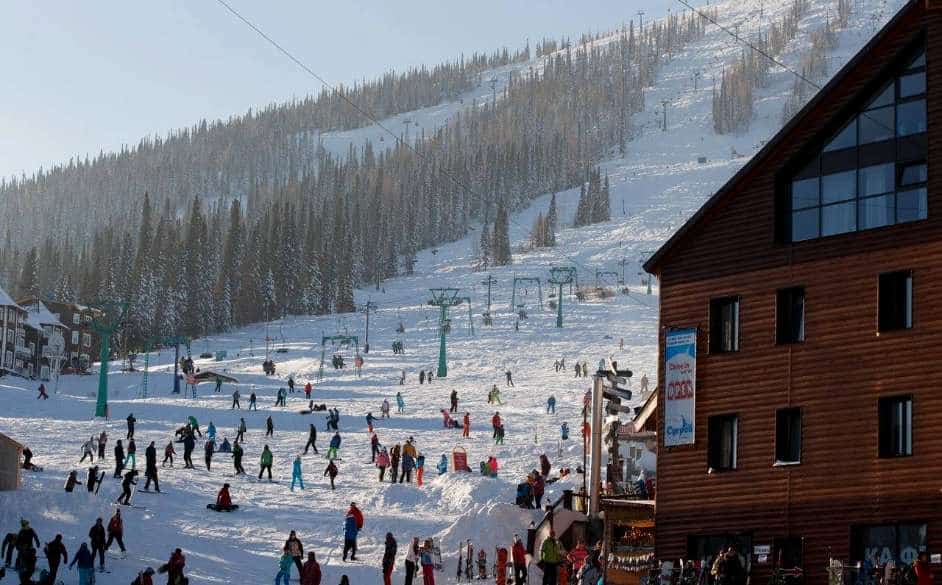 Зимние приключения с детьми, или какой горнолыжный курорт в России выбрать в декабре 2023