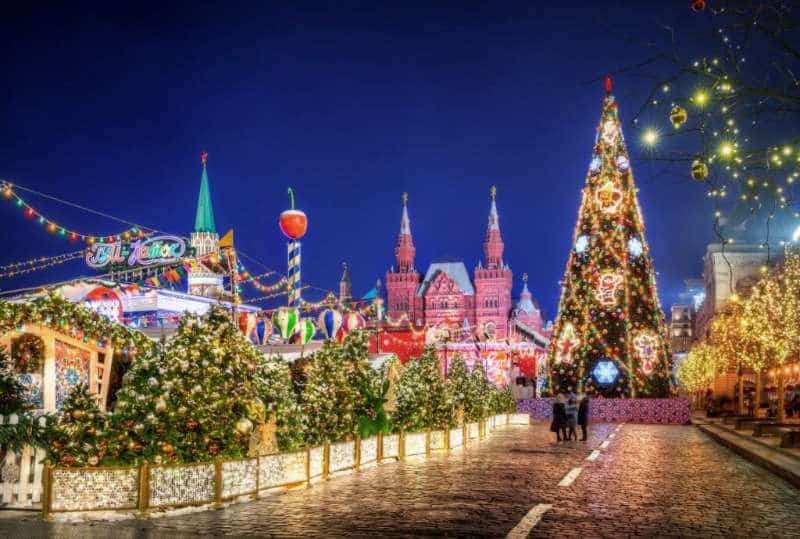 Новогодние каникулы с детьми в России: лучшие направления для семейного отдыха