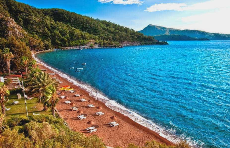 3 страны с красивыми пляжами для недорогого отдыха летом 2024